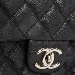 مملوكة مسبقًا حقيبة شانيل إيزي جلد كافيار مبطن أسود بقلاب كبيرة