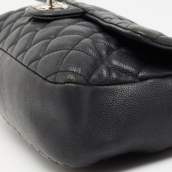 مملوكة مسبقًا حقيبة شانيل إيزي جلد كافيار مبطن أسود بقلاب كبيرة