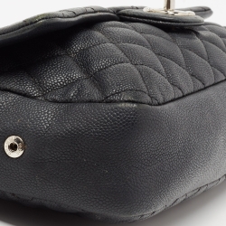 مملوكة مسبقًا حقيبة شانيل إيزي جلد كافيار مبطن أسود بقلاب كبيرة