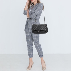 مملوكة مسبقًا حقيبة شانيل إيزي جلد كافيار مبطن أسود بقلاب كبيرة