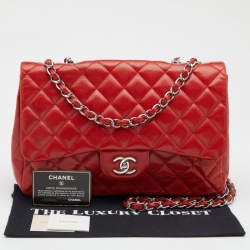 مملوكة مسبقًا حقيبة شانيل جامبو كلاسيك جلد مبطن أحمر بقلاب واحد