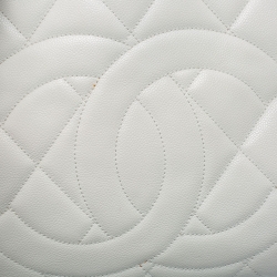 مملوكة مسبقًا حقيبة يد شانيل تايمليس جلد كافيار بيضاء مبطنة شعار سي سي 