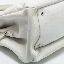 مملوكة مسبقًا حقيبة يد شانيل تايمليس جلد كافيار بيضاء مبطنة شعار سي سي 