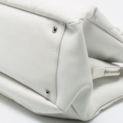 مملوكة مسبقًا حقيبة يد شانيل تايمليس جلد كافيار بيضاء مبطنة شعار سي سي 