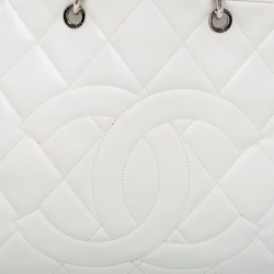 مملوكة مسبقًا حقيبة يد شانيل تايمليس جلد كافيار بيضاء مبطنة شعار سي سي 