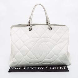 مملوكة مسبقًا حقيبة يد شانيل تايمليس جلد كافيار بيضاء مبطنة شعار سي سي 