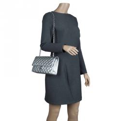 Pre Owned حقيبة شانيل كلاسيك جلد مبطن فضية متوسطة بقلاب مزدوج 