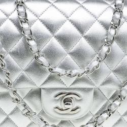 Pre Owned حقيبة شانيل كلاسيك جلد مبطن فضية متوسطة بقلاب مزدوج 