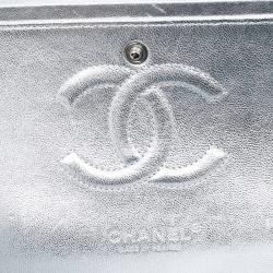 Pre Owned حقيبة شانيل كلاسيك جلد مبطن فضية متوسطة بقلاب مزدوج 