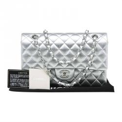 Pre Owned حقيبة شانيل كلاسيك جلد مبطن فضية متوسطة بقلاب مزدوج 