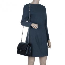 مملوكة مسبقًا حقيبة شانيل مبطن جامبو كلاسيك جلد خروف أسود