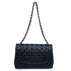 مملوكة مسبقًا حقيبة شانيل مبطن جامبو كلاسيك جلد خروف أسود