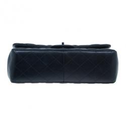 مملوكة مسبقًا حقيبة شانيل مبطن جامبو كلاسيك جلد خروف أسود