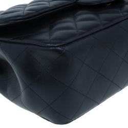 مملوكة مسبقًا حقيبة شانيل مبطن جامبو كلاسيك جلد خروف أسود