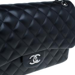 مملوكة مسبقًا حقيبة شانيل مبطن جامبو كلاسيك جلد خروف أسود