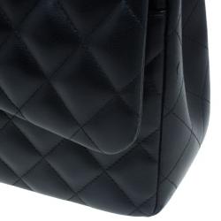 مملوكة مسبقًا حقيبة شانيل مبطن جامبو كلاسيك جلد خروف أسود