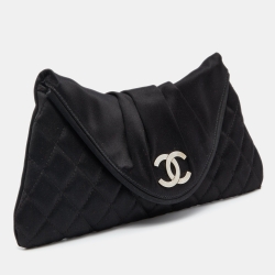 Pre Owned حقيبة كلتش شانيل هاف مون ساتان مبطن أسود مزينة شعار الماركة سي سي 