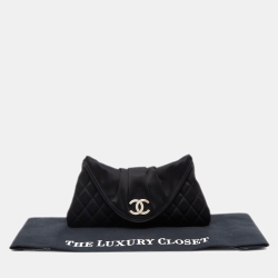 Pre Owned حقيبة كلتش شانيل هاف مون ساتان مبطن أسود مزينة شعار الماركة سي سي 