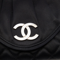 Pre Owned حقيبة كلتش شانيل هاف مون ساتان مبطن أسود مزينة شعار الماركة سي سي 