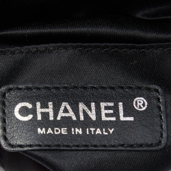 Pre Owned حقيبة كلتش شانيل هاف مون ساتان مبطن أسود مزينة شعار الماركة سي سي 