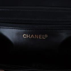 مملوكة مسبقًا Chanel Black Lambskin Leather Vintage Crossbody
