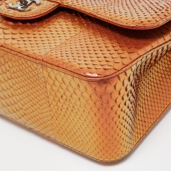 مملوكة مسبقًا حقيبة شانيل جامبو كلاسيك جلد ثعبان أزرق بقلاب مزدوج