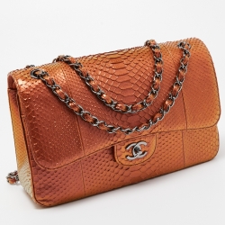 مملوكة مسبقًا حقيبة شانيل جامبو كلاسيك جلد ثعبان أزرق بقلاب مزدوج