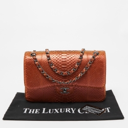 مملوكة مسبقًا حقيبة شانيل جامبو كلاسيك جلد ثعبان أزرق بقلاب مزدوج