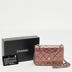 مملوكة مسبقًا Chanel Iridescent Pink Quilted Leather CC Wallet On Chain