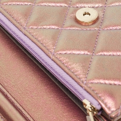 مملوكة مسبقًا Chanel Iridescent Pink Quilted Leather CC Wallet On Chain