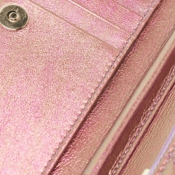 مملوكة مسبقًا Chanel Iridescent Pink Quilted Leather CC Wallet On Chain
