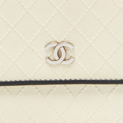 مملوكة مسبقًا محفظة بسلسلة شانيل تطريز معين جلد سوداء / عنابية