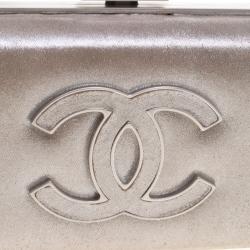 مملوكة مسبقًا حقيبة كلاتش شانيل إطار CC ساتان بيج ميتالك