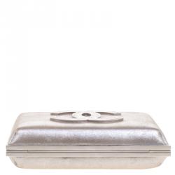 مملوكة مسبقًا حقيبة كلاتش شانيل إطار CC ساتان بيج ميتالك