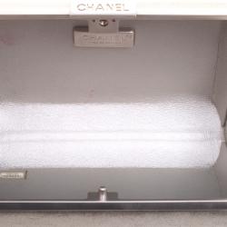 مملوكة مسبقًا حقيبة كلاتش شانيل إطار CC ساتان بيج ميتالك