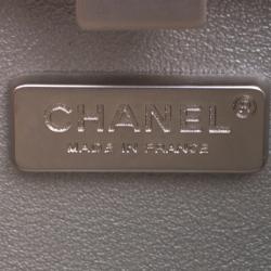 مملوكة مسبقًا حقيبة كلاتش شانيل إطار CC ساتان بيج ميتالك