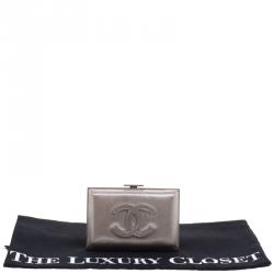 مملوكة مسبقًا حقيبة كلاتش شانيل إطار CC ساتان بيج ميتالك