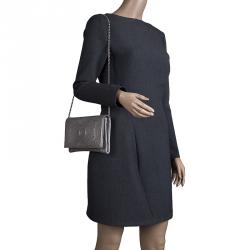 مملوكة مسبقًا حقيبة كلاتش شانيل WOC مزخرفة جلد اريدسينت رصاصية