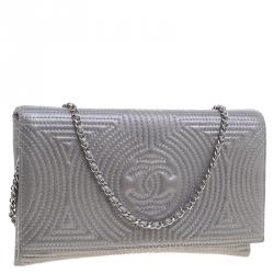 مملوكة مسبقًا حقيبة كلاتش شانيل WOC مزخرفة جلد اريدسينت رصاصية