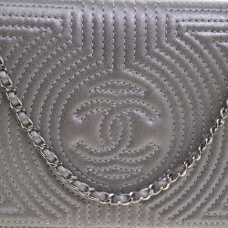 مملوكة مسبقًا حقيبة كلاتش شانيل WOC مزخرفة جلد اريدسينت رصاصية
