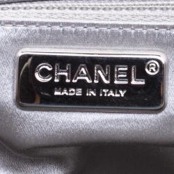 مملوكة مسبقًا حقيبة كلاتش شانيل WOC مزخرفة جلد اريدسينت رصاصية