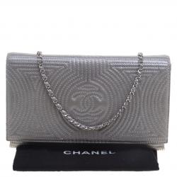 مملوكة مسبقًا حقيبة كلاتش شانيل WOC مزخرفة جلد اريدسينت رصاصية