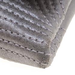 مملوكة مسبقًا حقيبة كلاتش شانيل WOC مزخرفة جلد اريدسينت رصاصية