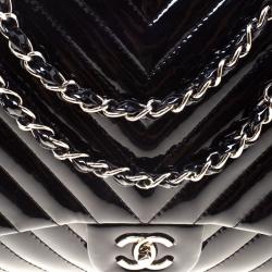 مملوكة مسبقًا حقيبة شانيل قلاب كلاسيكية جلد لامعة شيفرون سوداء