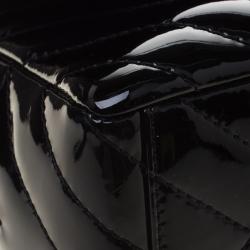 مملوكة مسبقًا حقيبة شانيل قلاب كلاسيكية جلد لامعة شيفرون سوداء