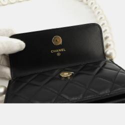 مملوكة مسبقًا Chanel Black Quilted Calfskin Pearl Strap Clutch with Chain 