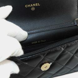 مملوكة مسبقًا Chanel Black Quilted Calfskin Pearl Strap Clutch with Chain 