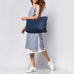 مملوكة مسبقًا حقيبة يد توتس شانيل شوبر ديوفيل جلد وقش أزرق ميتاليك متوسطة