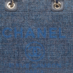 مملوكة مسبقًا حقيبة يد توتس شانيل شوبر ديوفيل جلد وقش أزرق ميتاليك متوسط�ة