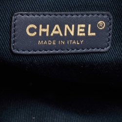 مملوكة مسبقًا حقيبة يد توتس شانيل شوبر ديوفيل جلد وقش أزرق ميتاليك متوسطة